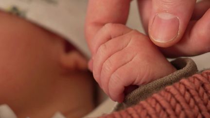 « Il est temps de réfléchir au projet ou non d&rsquo;avoir un enfant » : que contient le courrier d&rsquo;information sur l&rsquo;infertilité que vont recevoir les Français de 29 ans ?