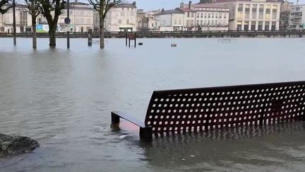 Pompes à eau, planches pour circuler… Le quotidien des habitants de Saintes bouleversé par la montée de la Charente