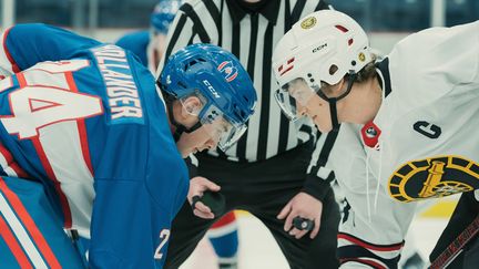 Comment la série phénomène « Heated Rivalry » sur une romance gay fait bouger les lignes dans le milieu conservateur du hockey sur glace