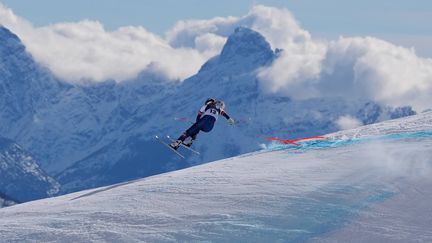 Lindsey Vonn chute lourdement sur la descente et voit son défi olympique tourner au cauchemar