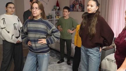 En Ukraine, des familles d’accueil recueillent les orphelins de la guerre