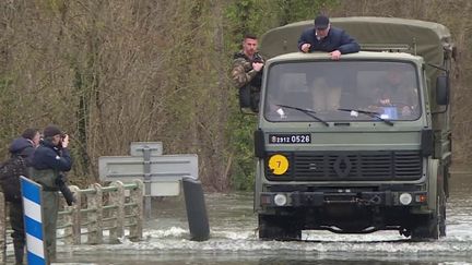 Inondations : des véhicules militaires pour permettre la circulation des biens et personnes