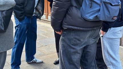 « Ça ne m&rsquo;étonne même plus » : à Paris, des collégiens et lycéens conscients mais pas inquiets de l&rsquo;introduction de couteaux dans les établissements