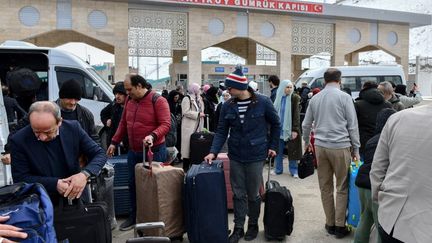 « Je n&rsquo;ai aucune idée de ce qu&rsquo;il va se passer » : à la frontière avec la Turquie, ces Iraniens laissent derrière eux un pays plongé dans la guerre et l&rsquo;incertitude