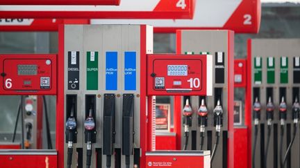 Télétravailler, rouler moins vite, cuisiner à l’électricité… Quelles sont les recommandations pour réduire la consommation de carburants ?