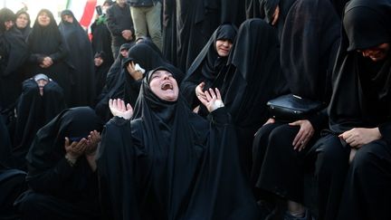 Après la mort de l&rsquo;ayatollah Ali Khomenei, des Iraniens se rassemblent pour le pleurer ou, à l&rsquo;inverse, célébrer la disparition du guide suprême