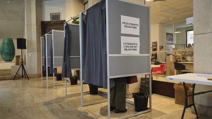Trois personnes sont mortes dans des bureaux de vote à Saint-Etienne, Annecy et Carcassonne lors du 2d tour des municipales 2026