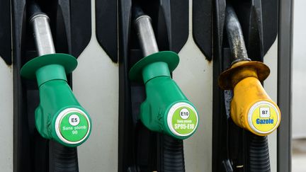 Prix des carburants : les distributeurs s&rsquo;engagent à des plafonnements ou des baisses de 10 à 30 centimes par litre, annonce le gouvernement