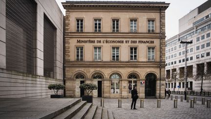 Comment expliquer la légère baisse du déficit public de la France, moins élevé qu’attendu ?