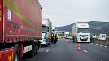 Flambée des prix des carburants : les routiers manifestent à Paris afin de demander des aides supplémentaires