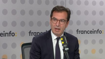 Hausse du prix des carburants : le ministre du Travail « prêt à mettre en place des mesures de chômage partiel pour soulager les entreprises »