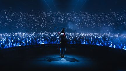 Invités surprises de Gims à Christophe Willem, décor XXL, lancer de strings : retour sur le concert exubérant de Theodora pour son premier Zénith