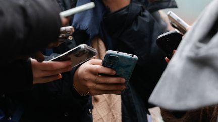 « Ne soyez pas naïfs » : l&rsquo;opération « Cactus » sensibilise les élèves du secondaire aux messages frauduleux et arnaques en ligne