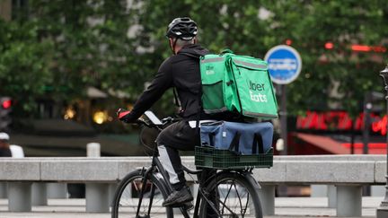 Plus de 60 heures par semaine, un salaire inférieur au smic… Trois chiffres pour comprendre la pénibilité du travail des livreurs de repas à domicile