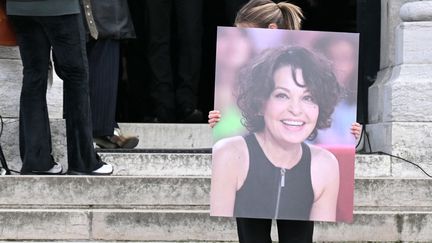 Six cents personnes ont rendu un dernier hommage à la comédienne Isabelle Mergault au cimetière du Père-Lachaise