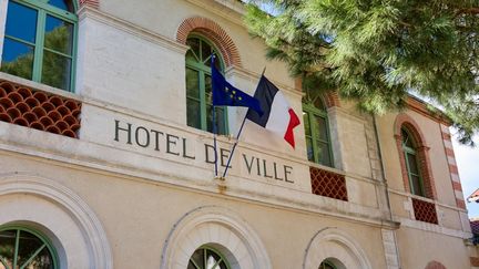 Des maires RN nouvellement élus retirent les drapeaux européens de leurs hôtels de ville