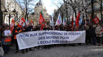 Près de 10% d&rsquo;enseignants sont en grève pour protester contre les suppressions de postes et les fermetures de classes, selon l&rsquo;Education nationale