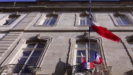 « Rien ne nous oblige à les laisser » : le nouveau maire RN de Carcassonne retire les drapeaux européens de la façade de l&rsquo;hôtel de ville