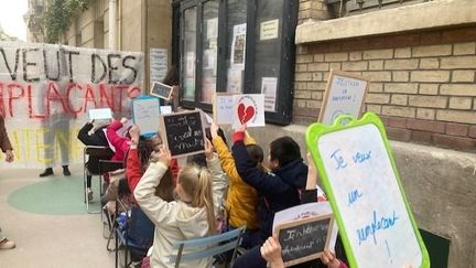 « Ils n’ont pas encore eu une leçon d’histoire de l’année » : à Paris, une « classe de rue » pour alerter sur le manque de professeurs remplaçants