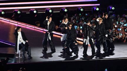 Pour son grand retour en concert, le groupe de K-Pop BTS a électrisé Séoul et les fans du monde entier en présentant son nouvel album « Arirang »