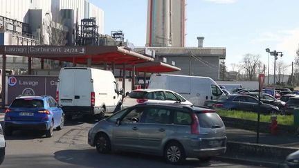 Guerre au Moyen-Orient : les automobilistes se ruent dans les stations-essence