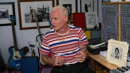 Flea, le bassiste des Red Hot Chili Peppers, sort « Honora », un splendide album solo de jazz libéré dédié à la trompette, son premier amour