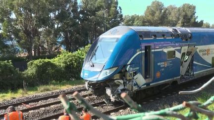 « Toutes les vitres ont explosé » : un mort dans une collision entre un TER et un camion à Saint-Raphaël, dans le Var