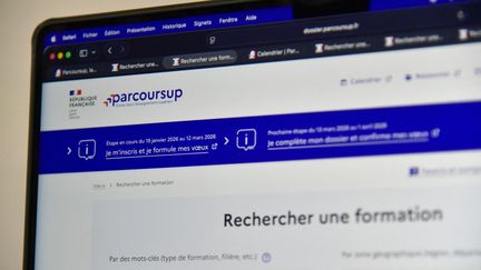 « En fait, c&rsquo;est un parcours du combattant ! » : face à Parcoursup et au stress de l&rsquo;orientation, les parents aussi angoissés que les lycéens