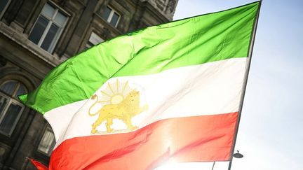 « Tiens le coup, maman ! » : l&rsquo;inquiétude des Iraniens en France, sans nouvelles de leurs proches depuis les frappes américaines et israéliennes