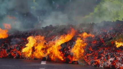 « Mon cœur bat là, c’est trop beau » : à La Réunion, les coulées de lave du Piton de la Fournaise sont arrivées sur la route nationale