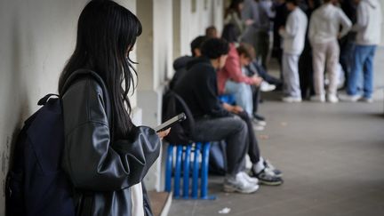 Le Sénat vote l&rsquo;interdiction du téléphone portable au lycée, avec le soutien du gouvernement