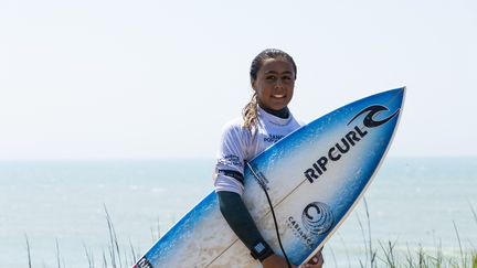« C&rsquo;est une énorme marche vers mon rêve » : Tya Zebrowski, la nouvelle pépite française du surf, fait son entrée parmi l&rsquo;élite