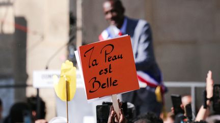 « Ça nous fait peur » : à Saint-Denis, les habitants sont venus en nombre pour soutenir leur maire victime de racisme