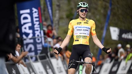 Paul Seixas remporte en solitaire la deuxième étape du Tour du Pays basque et conforte son maillot jaune de leader