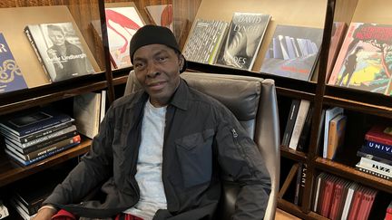 « Mon personnage est un homme très simple, tout ce qu’il réclame, c’est la dignité » : Isaach de Bankolé retrouve la réalisatrice Claire Denis dans « Le Cri des gardes »