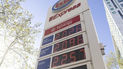 Plafonner, réquisitionner, nationaliser… Que peut vraiment faire l’Etat pour limiter la flambée des prix des carburants ?