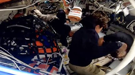 Nutella flottant ou salade de mangue ? Dans l&rsquo;espace, la conversation insolite des astronautes d&rsquo;Artemis II et de l&rsquo;ISS sur la nourriture à bord
