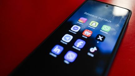 La Grèce va interdire au 1er janvier 2027 l&rsquo;accès aux réseaux sociaux aux jeunes de moins de 15 ans