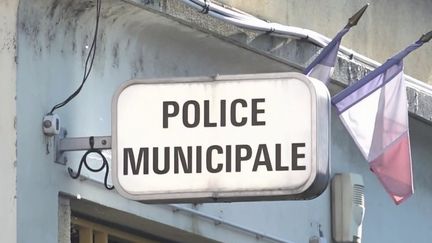 « Ils m&rsquo;ont frappé dans le bar, ils m&rsquo;ont tasé » : onze policiers municipaux soupçonnés de violences placés en garde à vue dans le Val-de-Marne