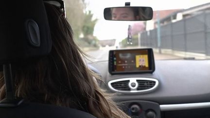 « Je conduisais et il était sur son téléphone » : des comportements de moniteurs d’auto-école pointés par leurs élèves