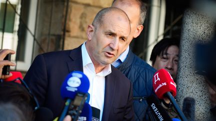 Législatives en Bulgarie : la coalition de l&rsquo;ex-président Roumen Radev largement en tête selon des sondages de sortie des urnes