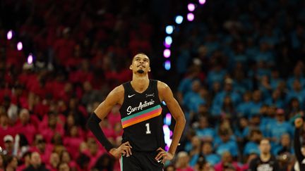 Victor Wembanyama réussit son premier match en playoffs de la NBA, avec 35 points contre Portland