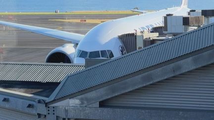 Un passager meurt d’overdose sur un vol Paris-Réunion : enquête sur un réseau international de stupéfiants