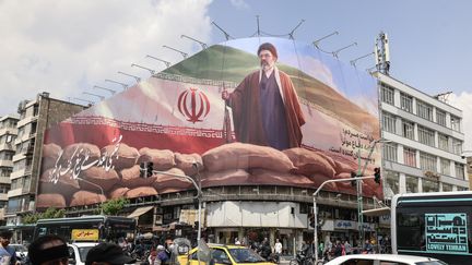 Un régime plus morcelé, les militaires renforcés, un guide suprême invisible… Qui dirige aujourd&rsquo;hui l&rsquo;Iran ?