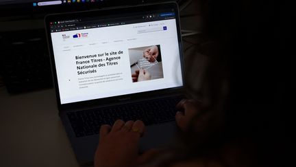 Le portail ANTS visé par une attaque informatique : il faudra « être très vigilant, dans les mois à venir, aux tentatives d&rsquo;arnaques », alerte une spécialiste