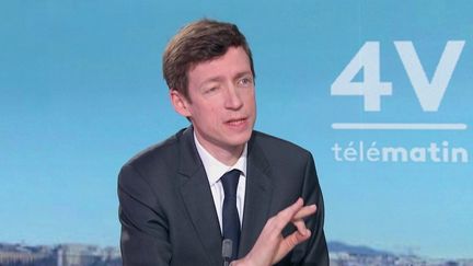 Le ministre de l&rsquo;Education nationale annonce que « 800 armes blanches » ont été retrouvées lors de 20 500 contrôles dans les établissements scolaires « en un an »