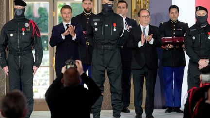 Emmanuel Macron décerne la Légion d&rsquo;honneur aux policiers intervenus au Bataclan lors des attentats du 13-Novembre