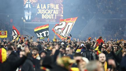 Les supporters lensois envahissent la pelouse de Bollaert pour célébrer la qualification en finale de la Coupe de France