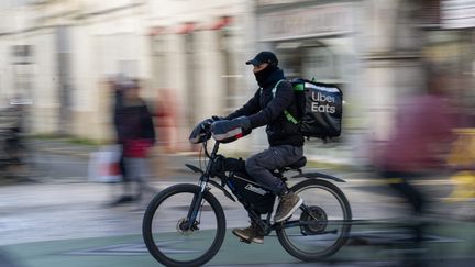 Quatre associations de livreurs portent plainte contre Deliveroo et Uber pour traite d&rsquo;êtres humains