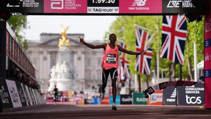 Le Kényan Sabastian Sawe devient le premier homme à courir le marathon en moins de deux heures en pulvérisant le record du monde à Londres